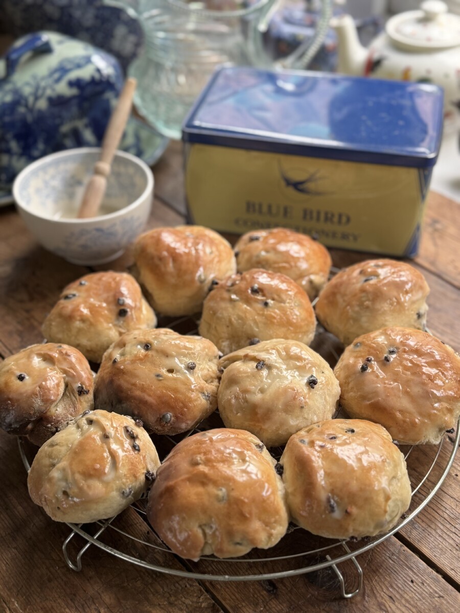 Old Fashioned Currant Buns